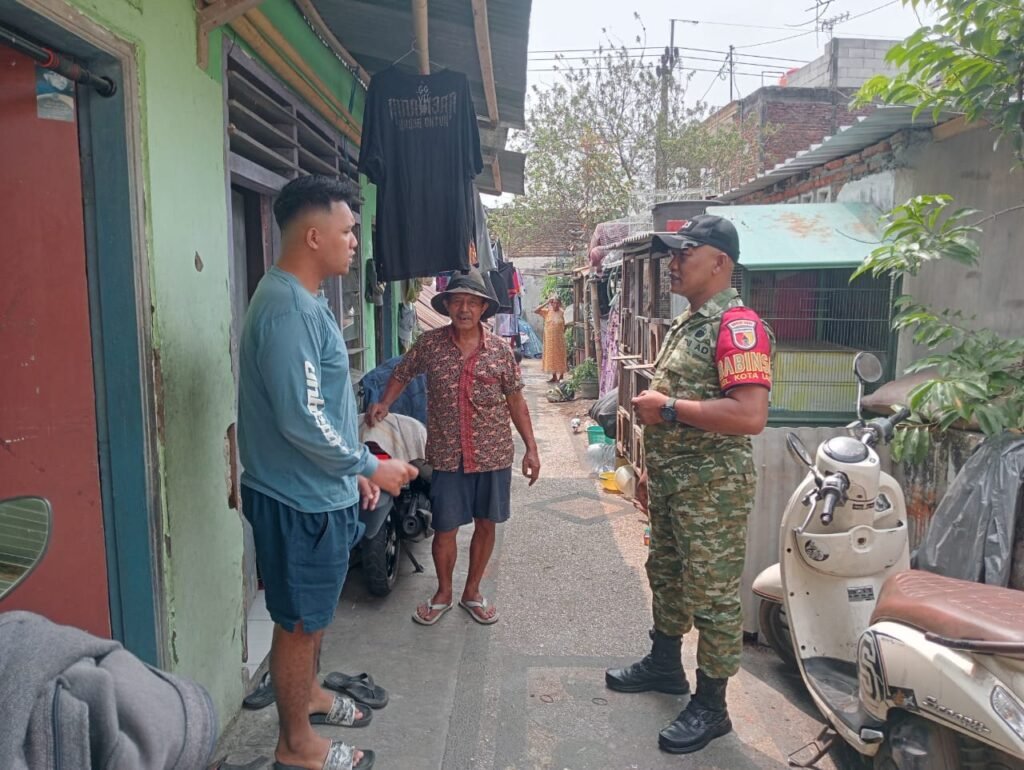 Koptu Eko saat melakukan pendekatan humanis dan sosialisasi penerimaan prajurit TNI AD kepada warga di Kotalama.