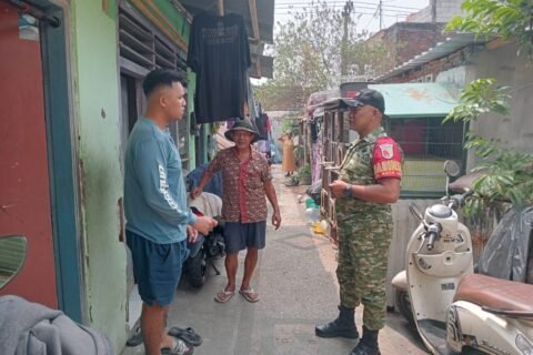Koptu Eko saat melakukan pendekatan humanis dan sosialisasi penerimaan prajurit TNI AD kepada warga di Kotalama.