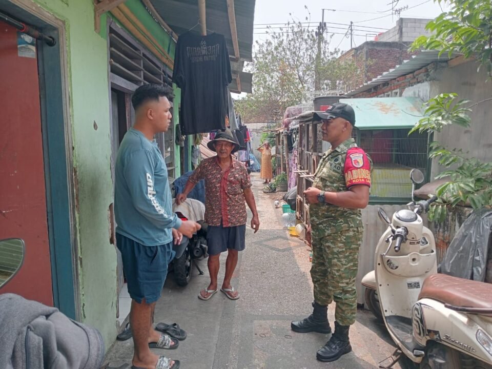 Koptu Eko saat melakukan pendekatan humanis dan sosialisasi penerimaan prajurit TNI AD kepada warga di Kotalama.