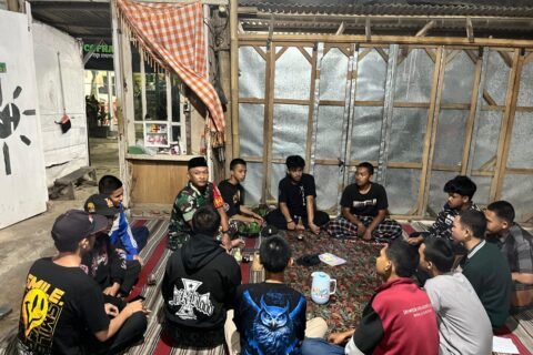 Babinsa Kotalama Koptu Eko saat melaksanakan komunikasi sosial (komsos) bersama warga dan Karang Taruna di wilayah Kotalama, Kota Malang, untuk menyosialisasikan penerimaan prajurit TNI AD.