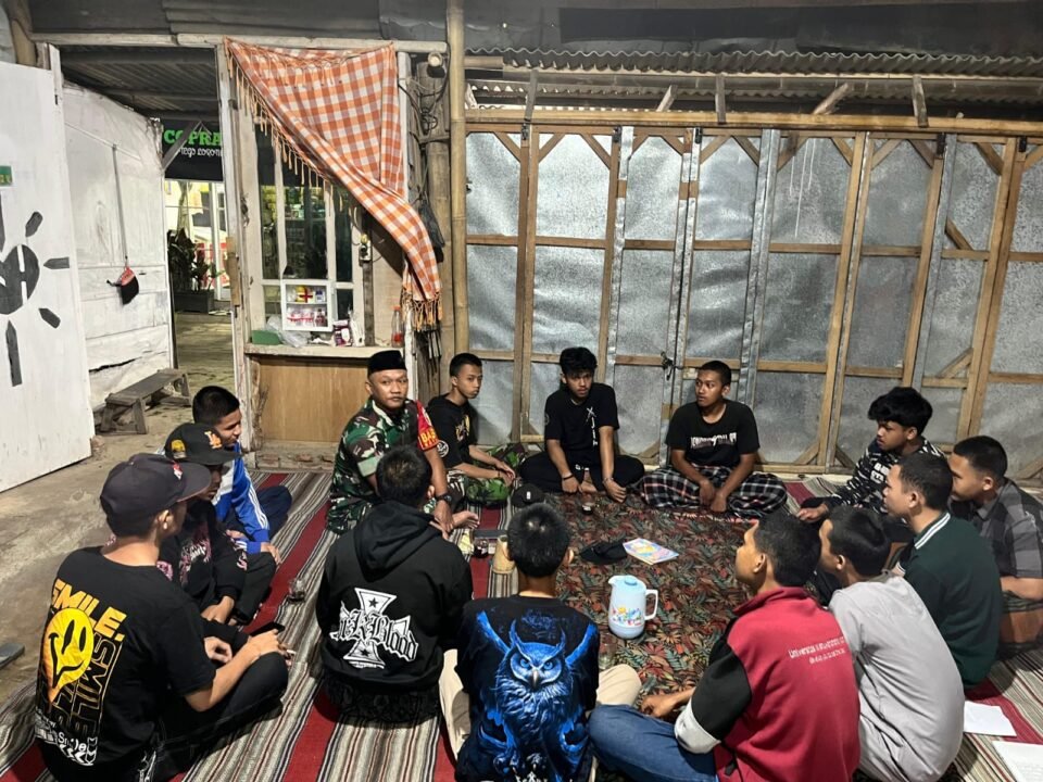 Babinsa Kotalama Koptu Eko saat melaksanakan komunikasi sosial (komsos) bersama warga dan Karang Taruna di wilayah Kotalama, Kota Malang, untuk menyosialisasikan penerimaan prajurit TNI AD.