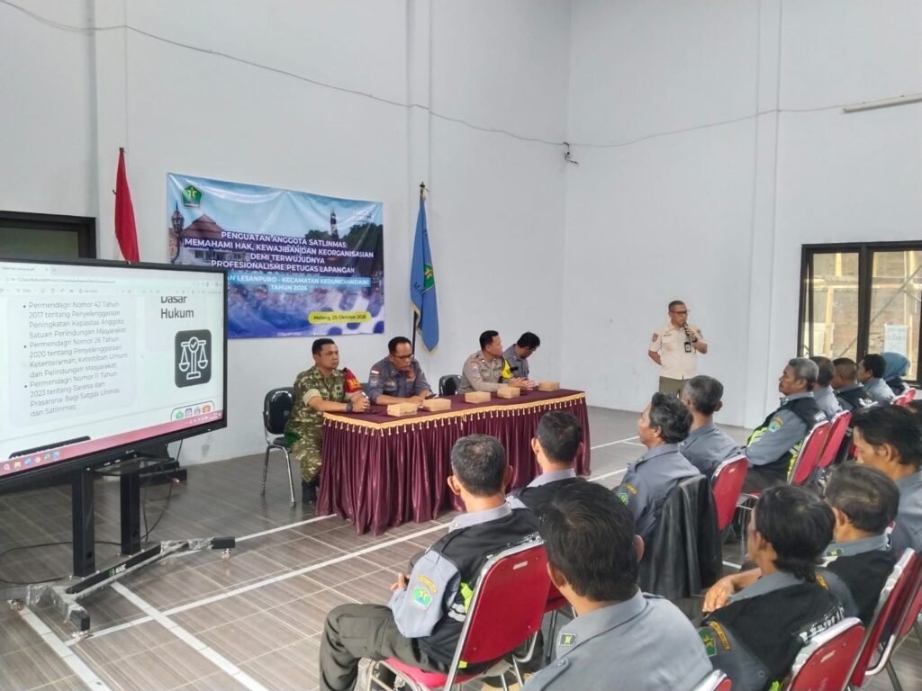 Suasana kegiatan peningkatan kapasitas Satlinmas Kelurahan Lesanpuro di Malang.
