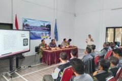 Suasana kegiatan peningkatan kapasitas Satlinmas Kelurahan Lesanpuro di Malang.