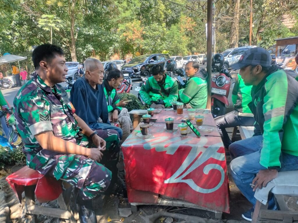 Serka Arief saat melakukan komunikasi sosial dan berdiskusi santai dengan warga di wilayah binaannya.