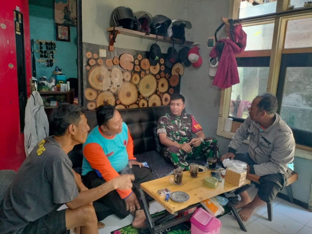 Suasana keakraban Babinsa Oro-Oro Dowo, Sertu Arief bersama masyarakat saat memantau perkembangan situasi wilayah.