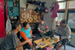 Suasana keakraban Babinsa Oro-Oro Dowo, Sertu Arief bersama masyarakat saat memantau perkembangan situasi wilayah.
