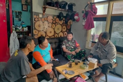 Suasana keakraban Babinsa Oro-Oro Dowo, Sertu Arief bersama masyarakat saat memantau perkembangan situasi wilayah.