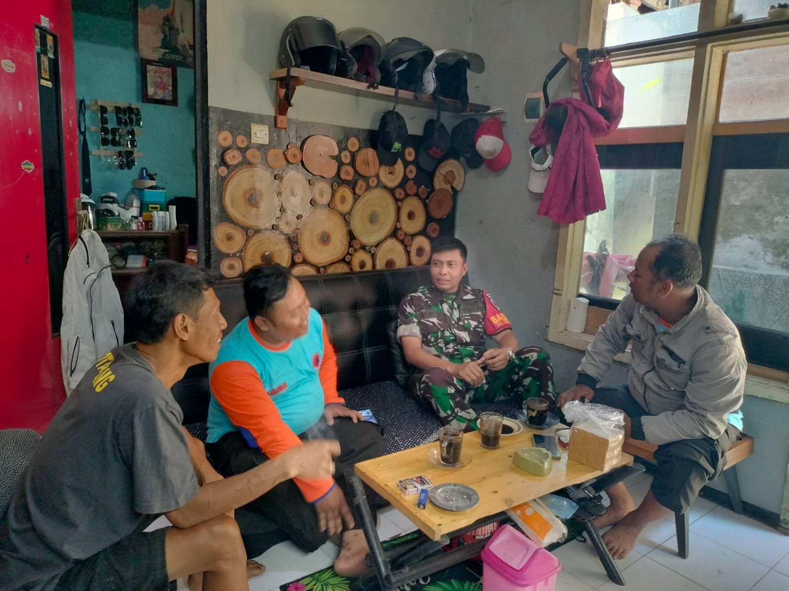 Babinsa Oro-Oro Dowo Jalin Keakraban dengan Warga Lewat Komsos Demi Jaga Stabilitas Wilayah