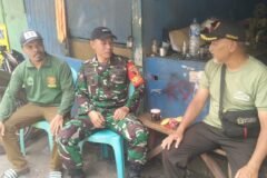 Babinsa Kelurahan Sukoharjo Serda Bambang saat melaksanakan komunikasi sosial (Komsos) dan berdialog santai bersama warga serta aparat linmas setempat.