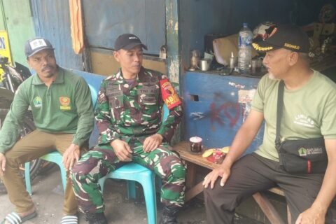Babinsa Kelurahan Sukoharjo Serda Bambang saat melaksanakan komunikasi sosial (Komsos) dan berdialog santai bersama warga serta aparat linmas setempat.
