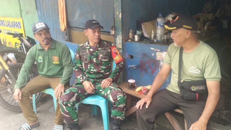 Babinsa Kelurahan Sukoharjo Serda Bambang saat melaksanakan komunikasi sosial (Komsos) dan berdialog santai bersama warga serta aparat linmas setempat.