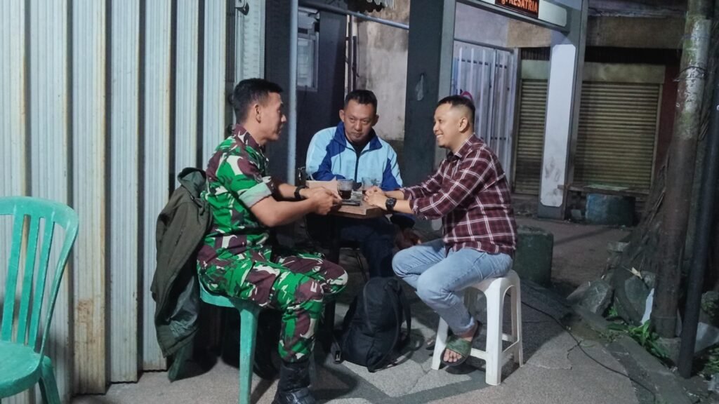 Suasana keakraban saat Serda Bambang mendengarkan aspirasi dan bertukar informasi dengan warga di wilayah binaan Koramil 0833-01/Klojen.