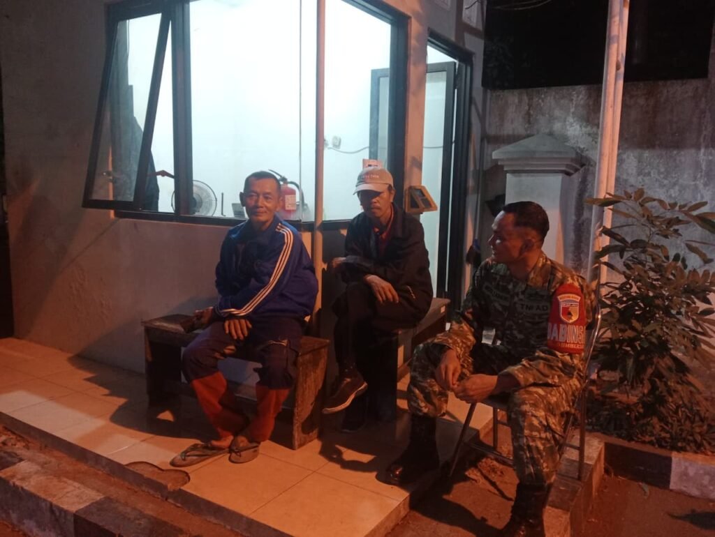 Babinsa Sumbersari Serda Zainuri Rangkul Linmas dan Warga Perkuat Keamanan Lingkungan