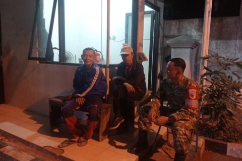 Babinsa Sumbersari Serda Zainuri Rangkul Linmas dan Warga Perkuat Keamanan Lingkungan