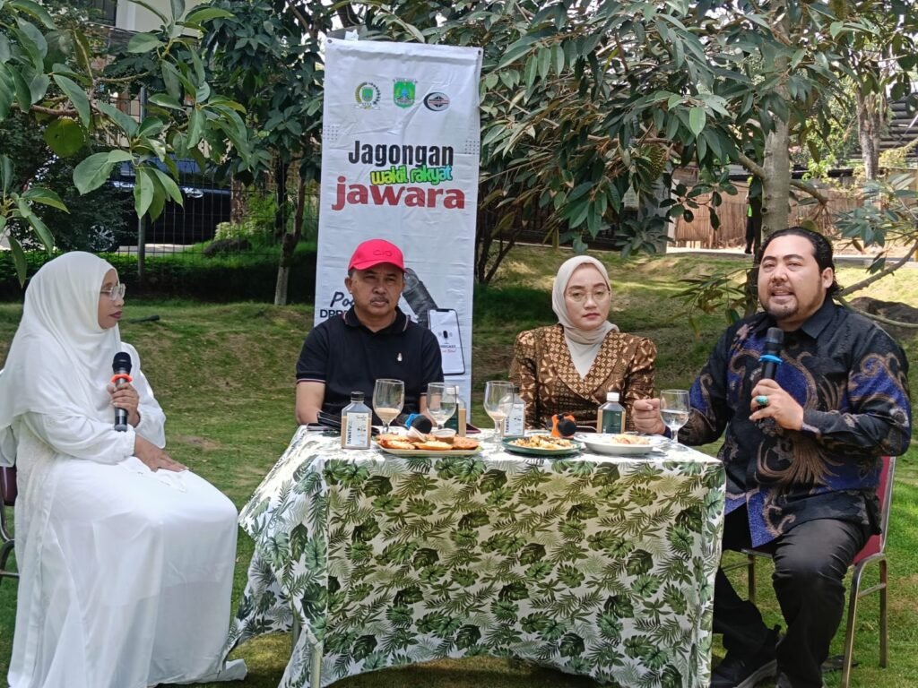 Suasana interaktif program podcast JAWARA bersama Komisi I DPRD Kabupaten Pasuruan membahas Raperda Pemerintahan Desa.