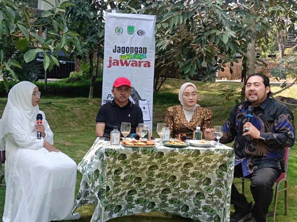 Suasana interaktif program podcast JAWARA bersama Komisi I DPRD Kabupaten Pasuruan membahas Raperda Pemerintahan Desa.
