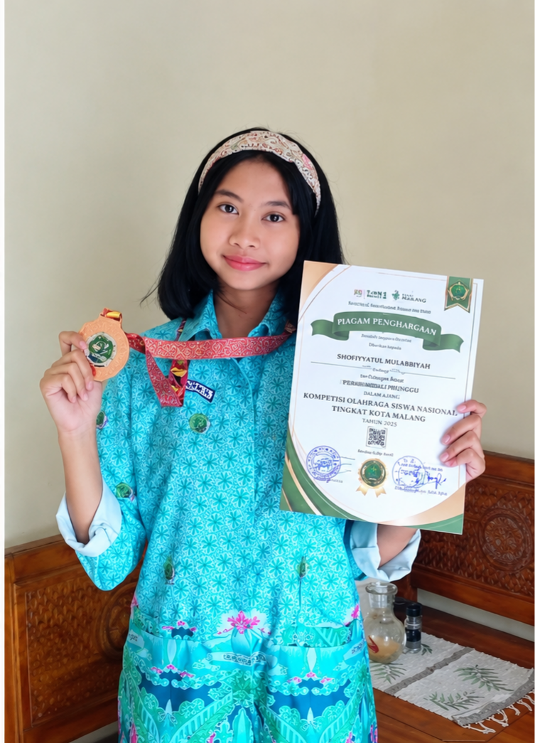 Potret membanggakan siswi berprestasi SMAN 6 Kota Malang saat menunjukkan medali dan piagam penghargaan kompetisi matematika nasional.