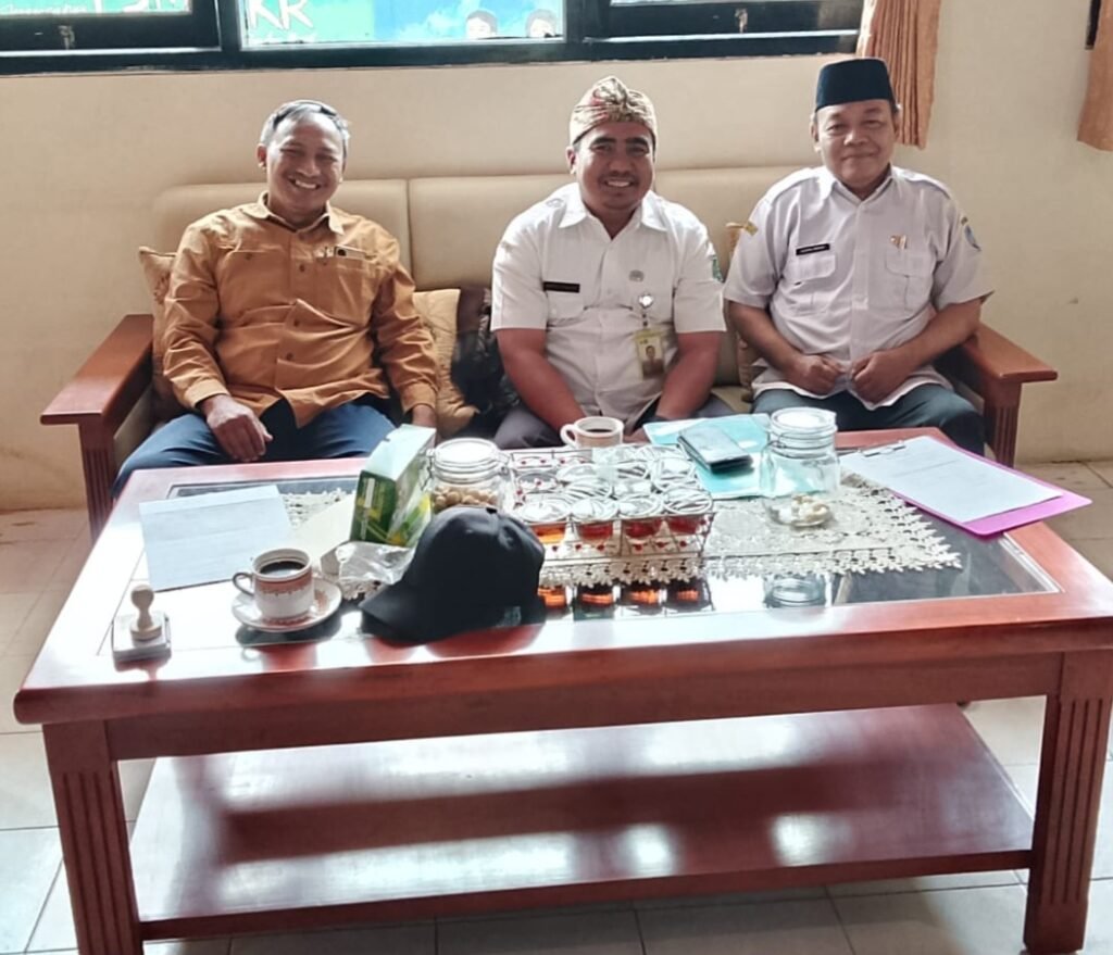 Kepala SDN Ngadirejo I Tutur Risdiyan Tri Wahyudi, M.Pd. (tengah) bersama perwakilan satuan pendidikan dan Ketua Paguyuban Komite Sekolah se-Kecamatan Tutur saat menggelar dialog kolaborasi penguatan mutu pendidikan berkelanjutan di Kecamatan Tutur, Kabupaten Pasuruan.