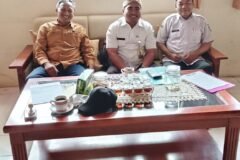 Kepala SDN Ngadirejo I Tutur Risdiyan Tri Wahyudi, M.Pd. (tengah) bersama perwakilan satuan pendidikan dan Ketua Paguyuban Komite Sekolah se-Kecamatan Tutur saat menggelar dialog kolaborasi penguatan mutu pendidikan berkelanjutan di Kecamatan Tutur, Kabupaten Pasuruan.