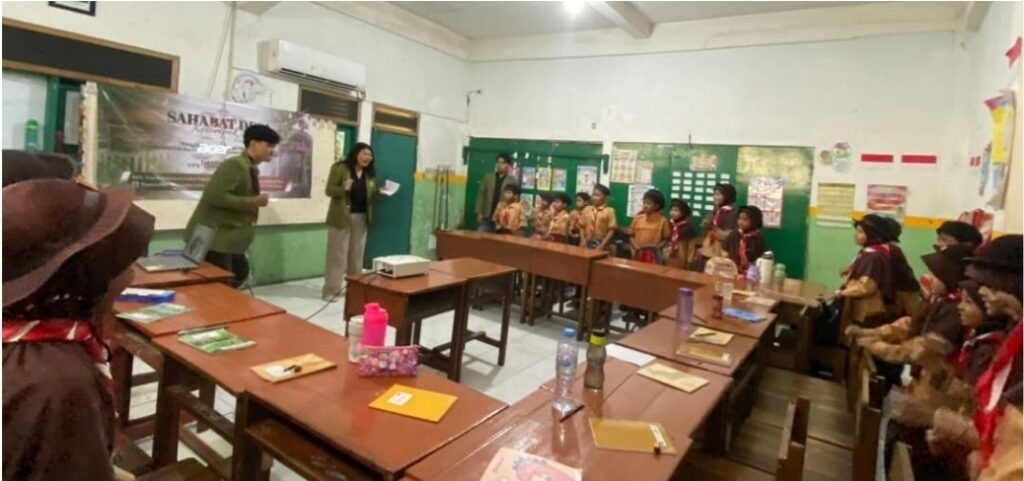 Mahasiswa Kelompok Sahabat Desa 15 mendampingi siswa dalam permainan edukatif mengenai pencegahan bullying.