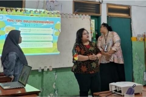 Sosialisasi pencegahan bullying oleh Kelompok Sahabat Desa 15 UPN "Veteran" Jawa Timur di SD Miftahul Ulum, Surabaya.
