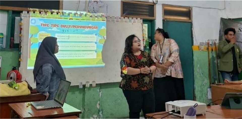 Sosialisasi pencegahan bullying oleh Kelompok Sahabat Desa 15 UPN "Veteran" Jawa Timur di SD Miftahul Ulum, Surabaya.