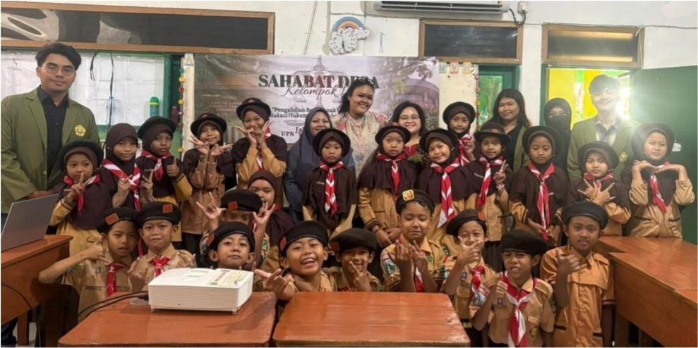 Dokumentasi bersama dosen, mahasiswa Kelompok Sahabat Desa 15, dan siswa SD Miftahul Ulum usai kegiatan sosialisasi anti- bullying.