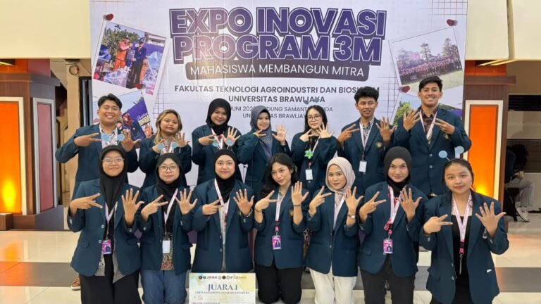 Tim Kelompok 52 FTAB UB berfoto bersama seusai dinobatkan sebagai Juara I pada ajang Expo Program Mahasiswa Membangun Mitra (3M) FTAB Universitas Brawijaya 2026.