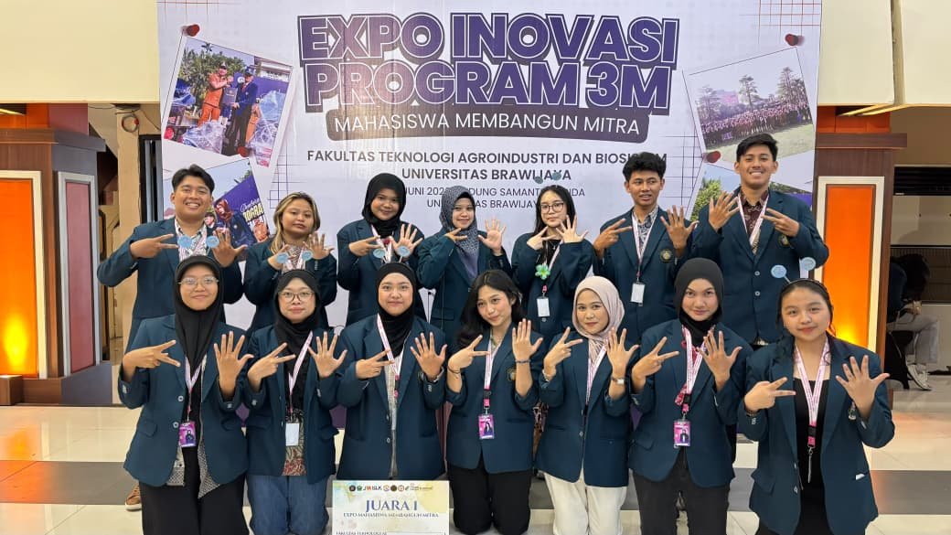 Tim Kelompok 52 FTAB UB berfoto bersama seusai dinobatkan sebagai Juara I pada ajang Expo Program Mahasiswa Membangun Mitra (3M) FTAB Universitas Brawijaya 2026.
