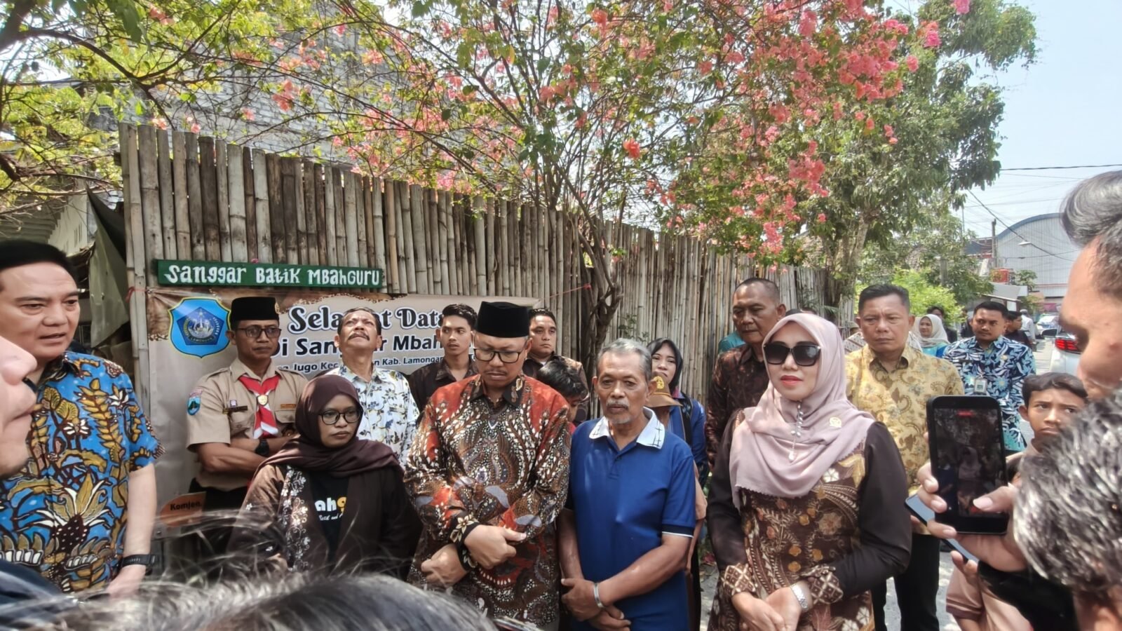 Senator Lia Istifhama bersama tim DPD RI dan Wabup Lamongan saat verifikasi lapangan di Sanggar Batik Mbah Guru.