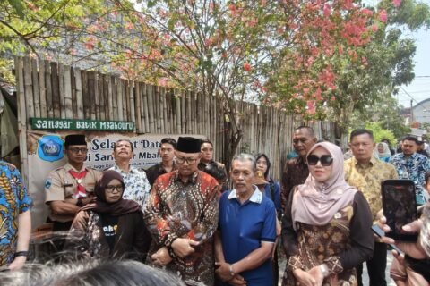 Senator Lia Istifhama bersama tim DPD RI dan Wabup Lamongan saat verifikasi lapangan di Sanggar Batik Mbah Guru.