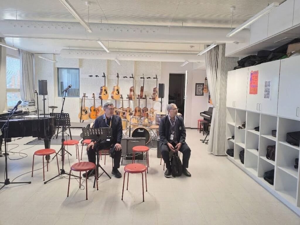 Suasana fasilitas ruang musik dan penunjang kreativitas siswa di Alppila Upper Secondary School, Helsinki.