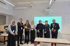 Penyerahan cinderamata dan sesi foto bersama antara pimpinan UM dengan Kepala Sekolah serta pengelola Alppila Upper Secondary School.