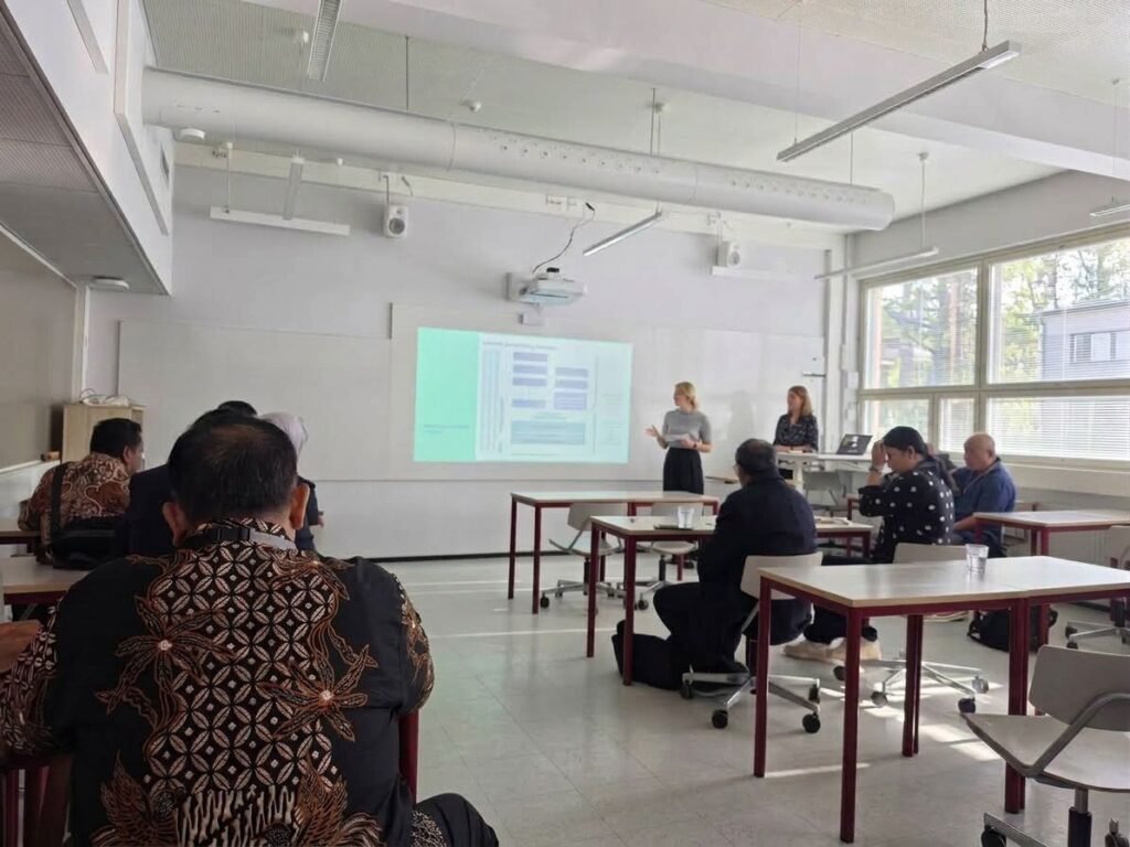 Delegasi UM saat menyimak pemaparan materi sistem pendidikan Finlandia yang disampaikan oleh pihak sekolah.