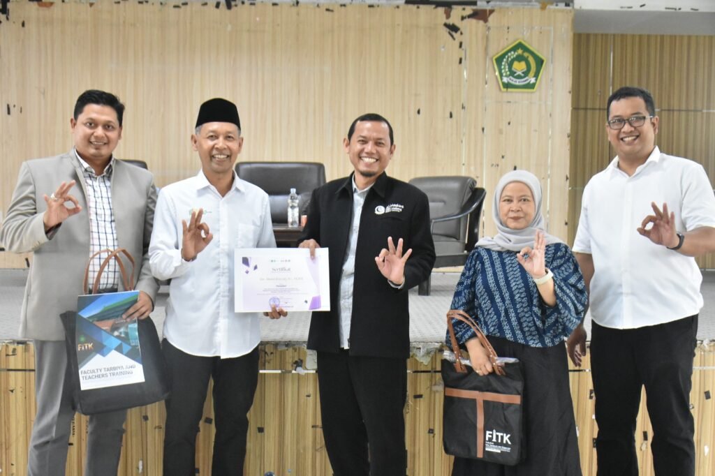 Pemberian Piagam penghargaan oleh Wakil Dekan II FTIK UIN Malang
