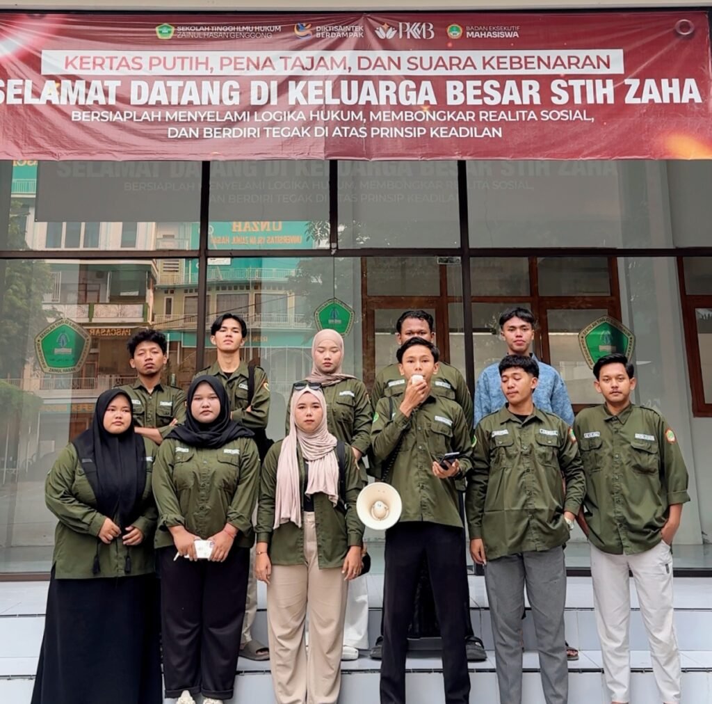 Jajaran pengurus BEM STIH ZAHA berfoto bersama di kampus saat merilis pernyataan sikap resmi.