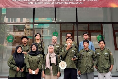 Jajaran pengurus BEM STIH ZAHA berfoto bersama di kampus saat merilis pernyataan sikap resmi.
