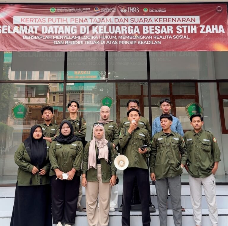 Jajaran pengurus BEM STIH ZAHA berfoto bersama di kampus saat merilis pernyataan sikap resmi.