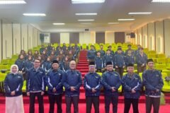 Kepala MAN 2 Kota Malang beserta jajaran pimpinan dan guru berfoto bersama 35 delegasi pelajar peserta Japan Youth Summit 2026.