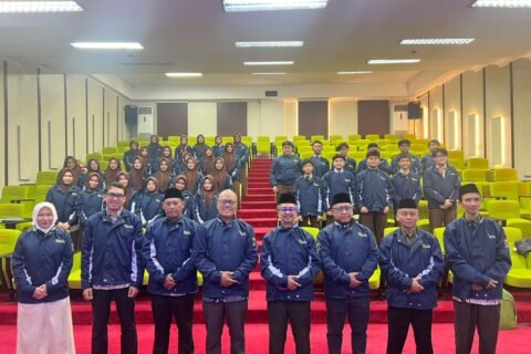Kepala MAN 2 Kota Malang beserta jajaran pimpinan dan guru berfoto bersama 35 delegasi pelajar peserta Japan Youth Summit 2026.