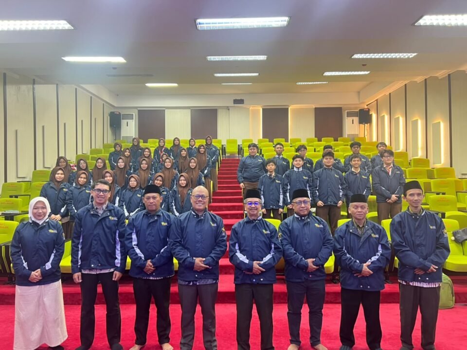 Kepala MAN 2 Kota Malang beserta jajaran pimpinan dan guru berfoto bersama 35 delegasi pelajar peserta Japan Youth Summit 2026.