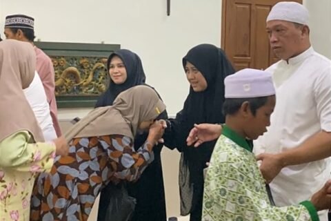 Gus Muk beserta keluarga memberikan santunan kepada para penerima.