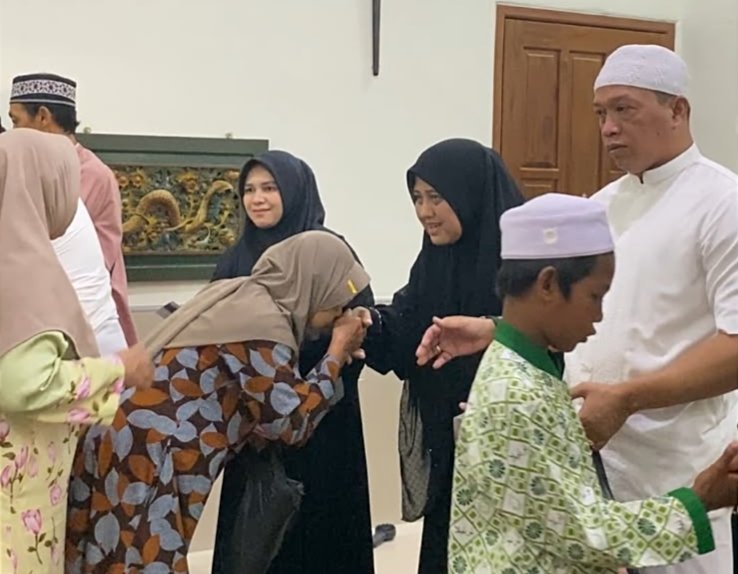 Gus Muk beserta keluarga memberikan santunan kepada para penerima.