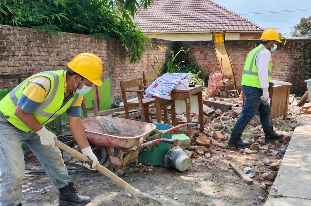 Suasana Pengerjaan Revitalisasi TK Restu Ibu (Foto : Koleksi Pribadi)