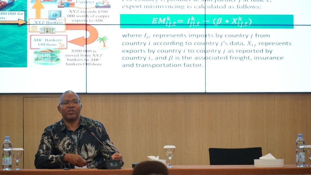 Salah satu pembicara utama saat memaparkan materi dalam sesi konferensi internasional BICoPAM 2026 yang membahas pemanfaatan pemodelan dan analisis matematika