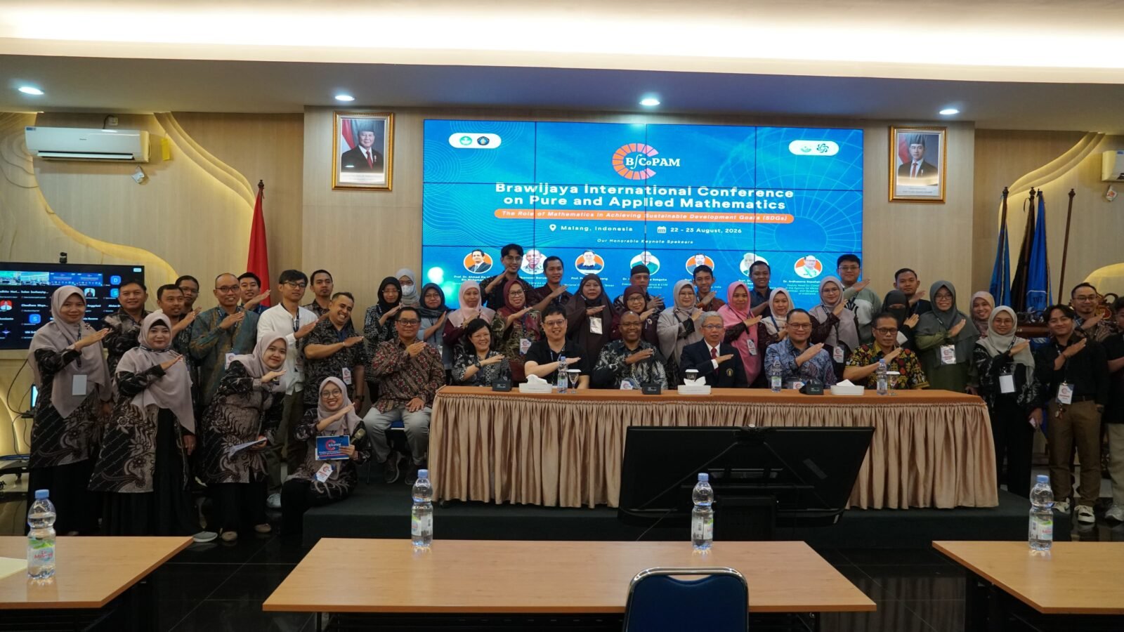 Foto bersama para panitia, pembicara utama, dan peserta dalam pembukaan Brawijaya International Conference on Pure and Applied Mathematics (BICoPAM) 2026 yang diselenggarakan secara hibrida di Gedung MIPA Center FSTeM Universitas Brawijaya, Malang