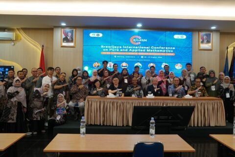 Foto bersama para panitia, pembicara utama, dan peserta dalam pembukaan Brawijaya International Conference on Pure and Applied Mathematics (BICoPAM) 2026 yang diselenggarakan secara hibrida di Gedung MIPA Center FSTeM Universitas Brawijaya, Malang
