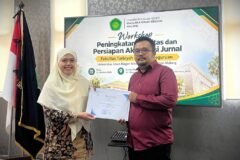 Penyerahan sertifikat pada narasumber