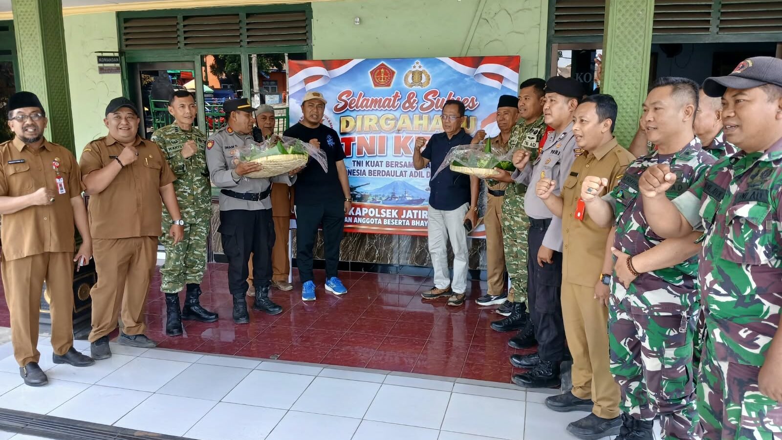 Bawa tumpeng, jalan kaki, dan penuForkopimca Jatiroto bersama PT SGN PG Djatiroto “menyerbu” Koramil 0821/12 Jatiroto untuk memberikan kejutan dan ucapan HUT TNI ke-81, Selasa (6/10/2026).h keakraban