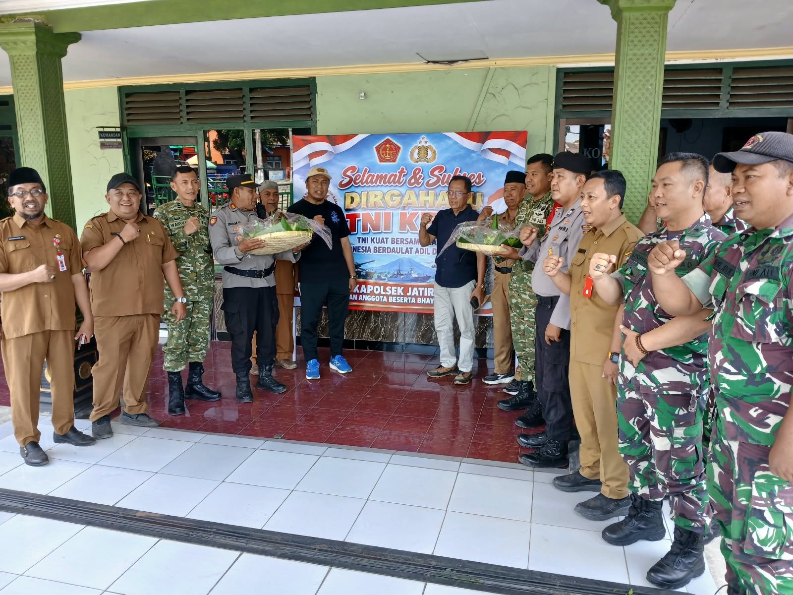 Bukan Demo, Forkopimca Jatiroto Arak Tumpeng ke Koramil di HUT TNI ke-81
